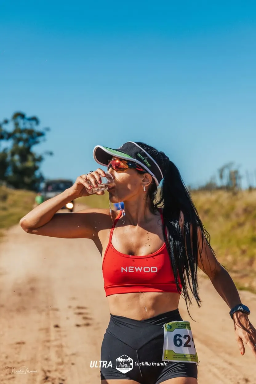 Corredora bebiendo agua