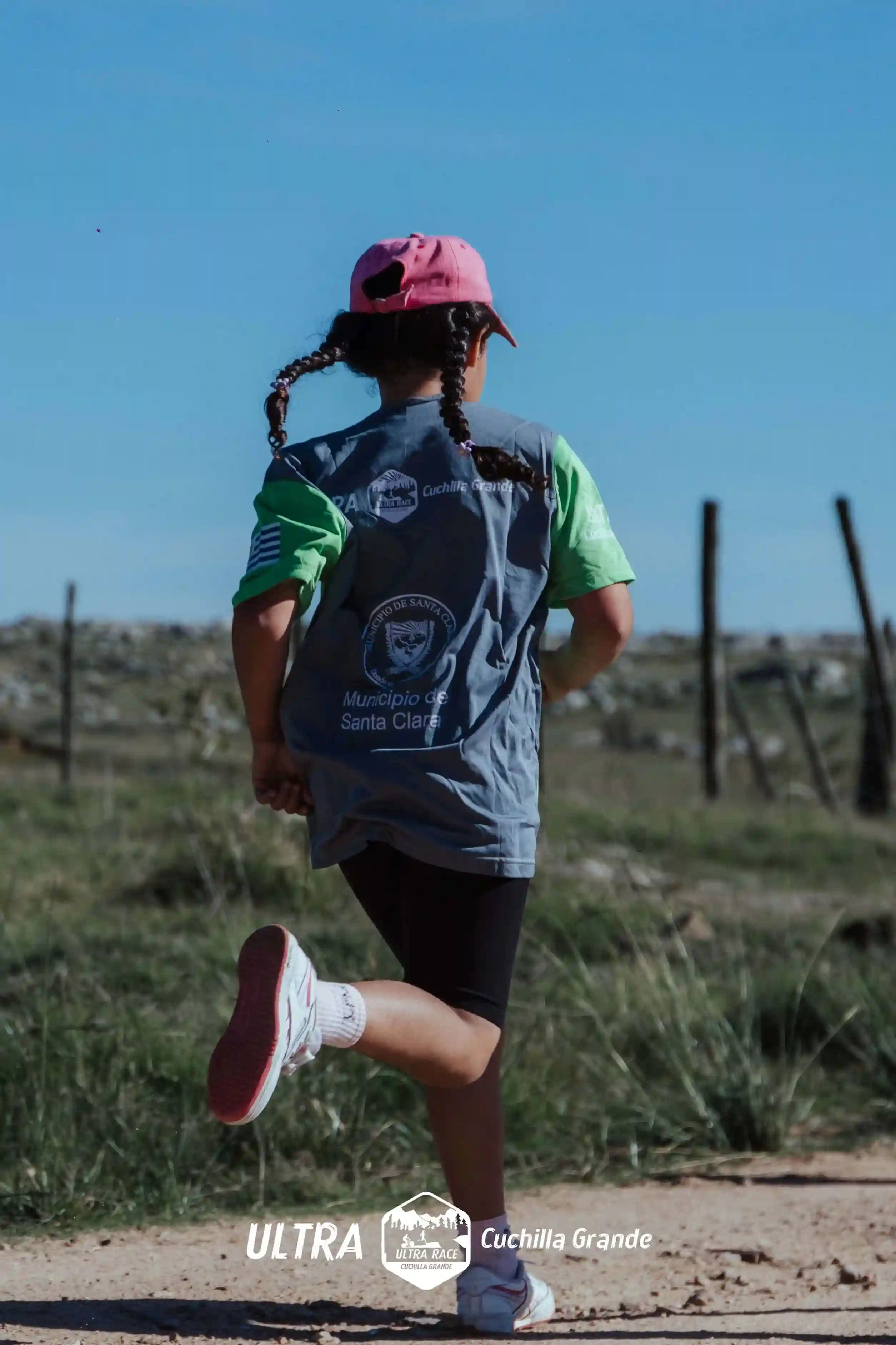 Niña corriendo con-* camiseta de Ultra Cuchilla Grande