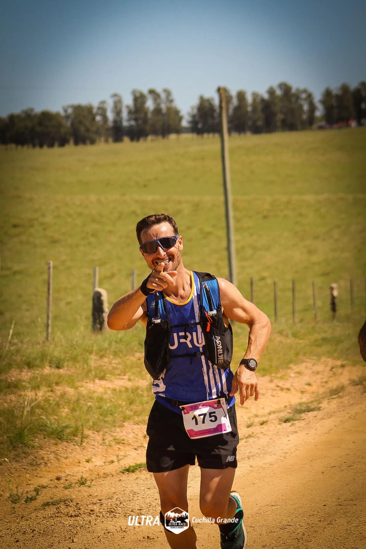 Corredor que señala a cámara