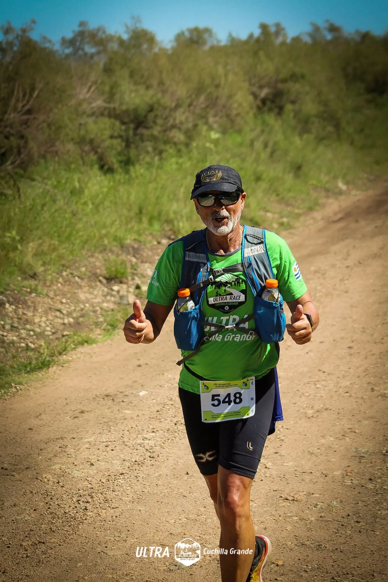 Corredor adulto mayor saludando a cámara