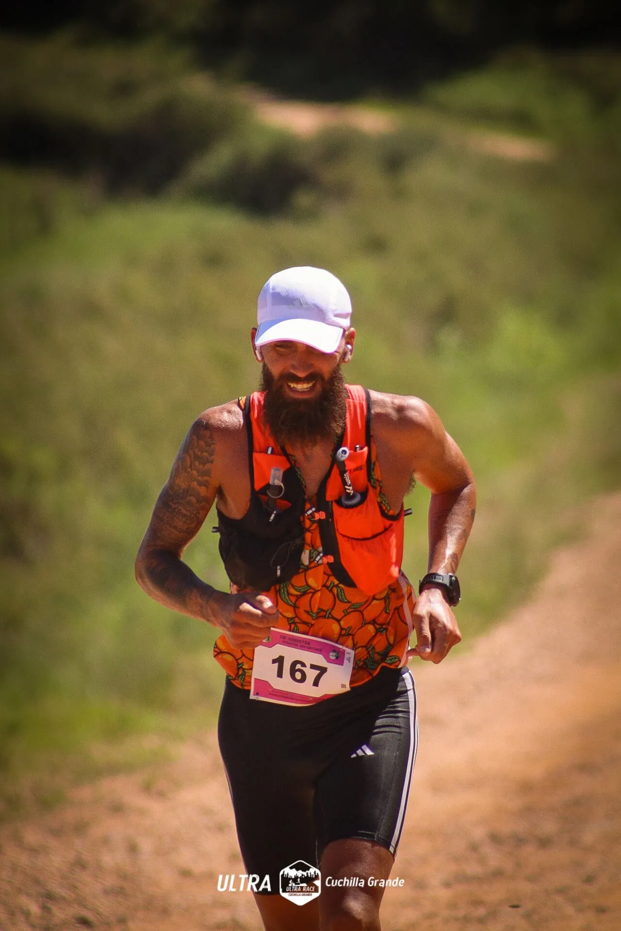 Corredor con barba bajo el sol abrasador