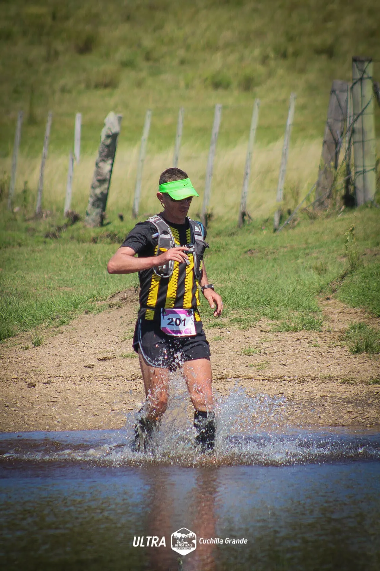 Corredor con camiseta de peñaron cruzando cañada