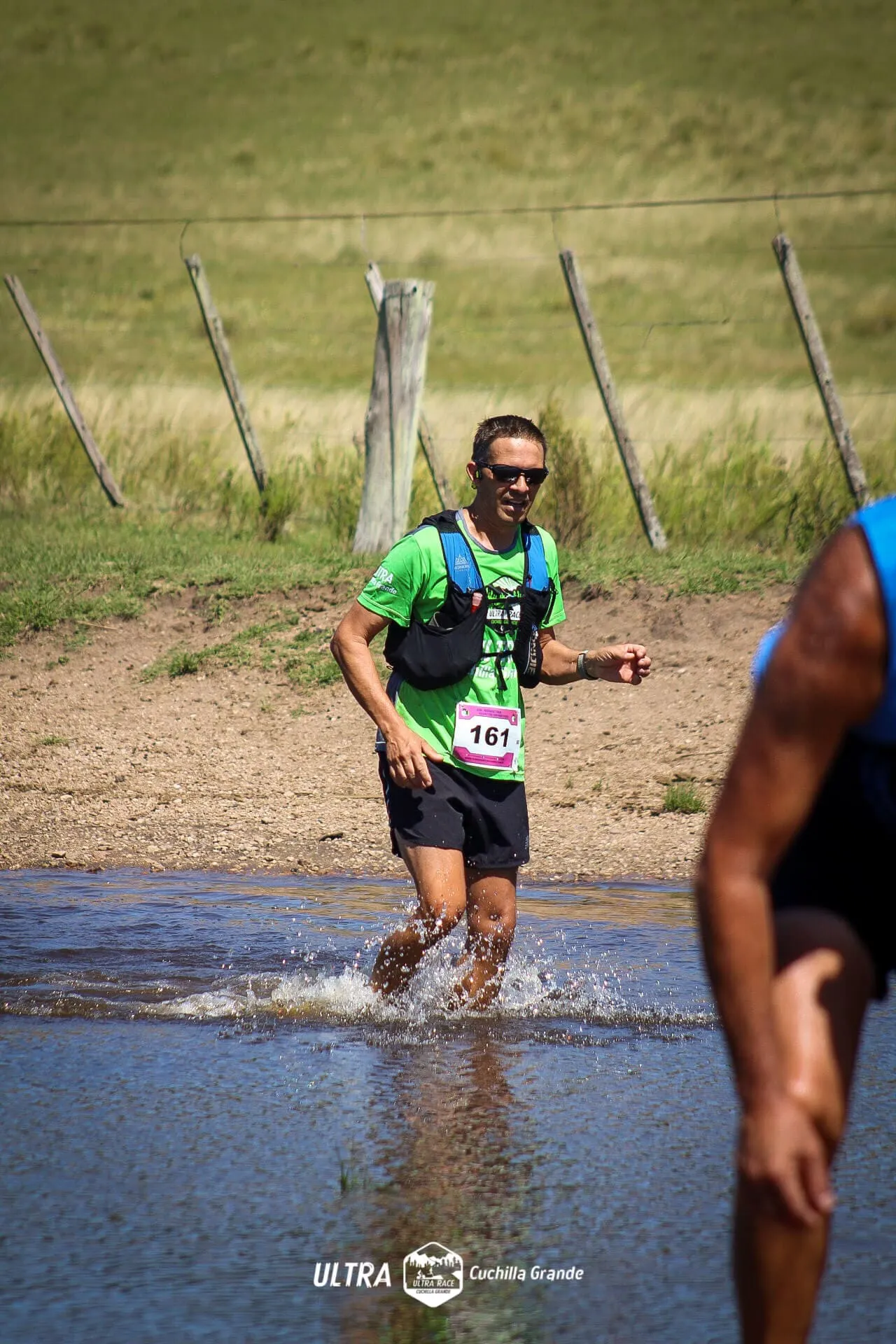 Corredor cruzando una cañada