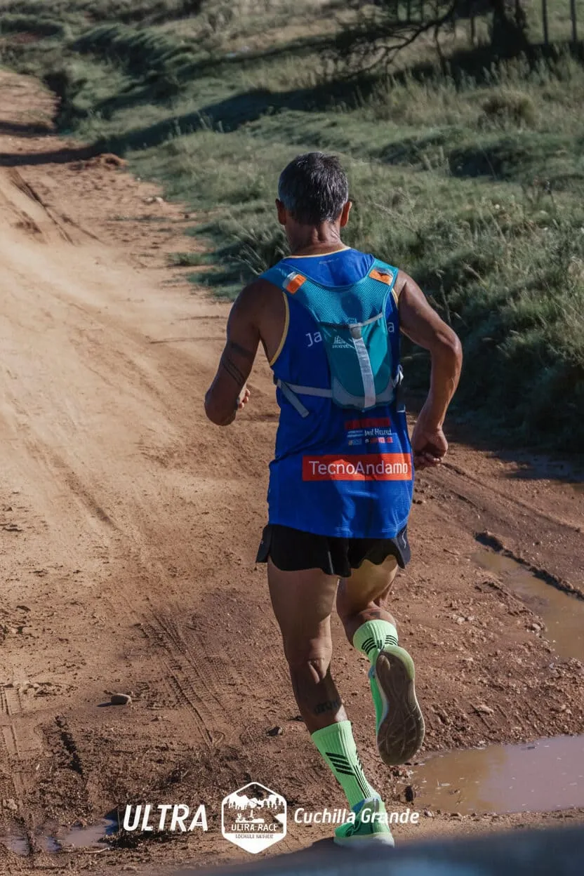 Un corredor cruzando un charco de agua